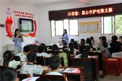正在玩乐中认识非遗、亲近本土传 